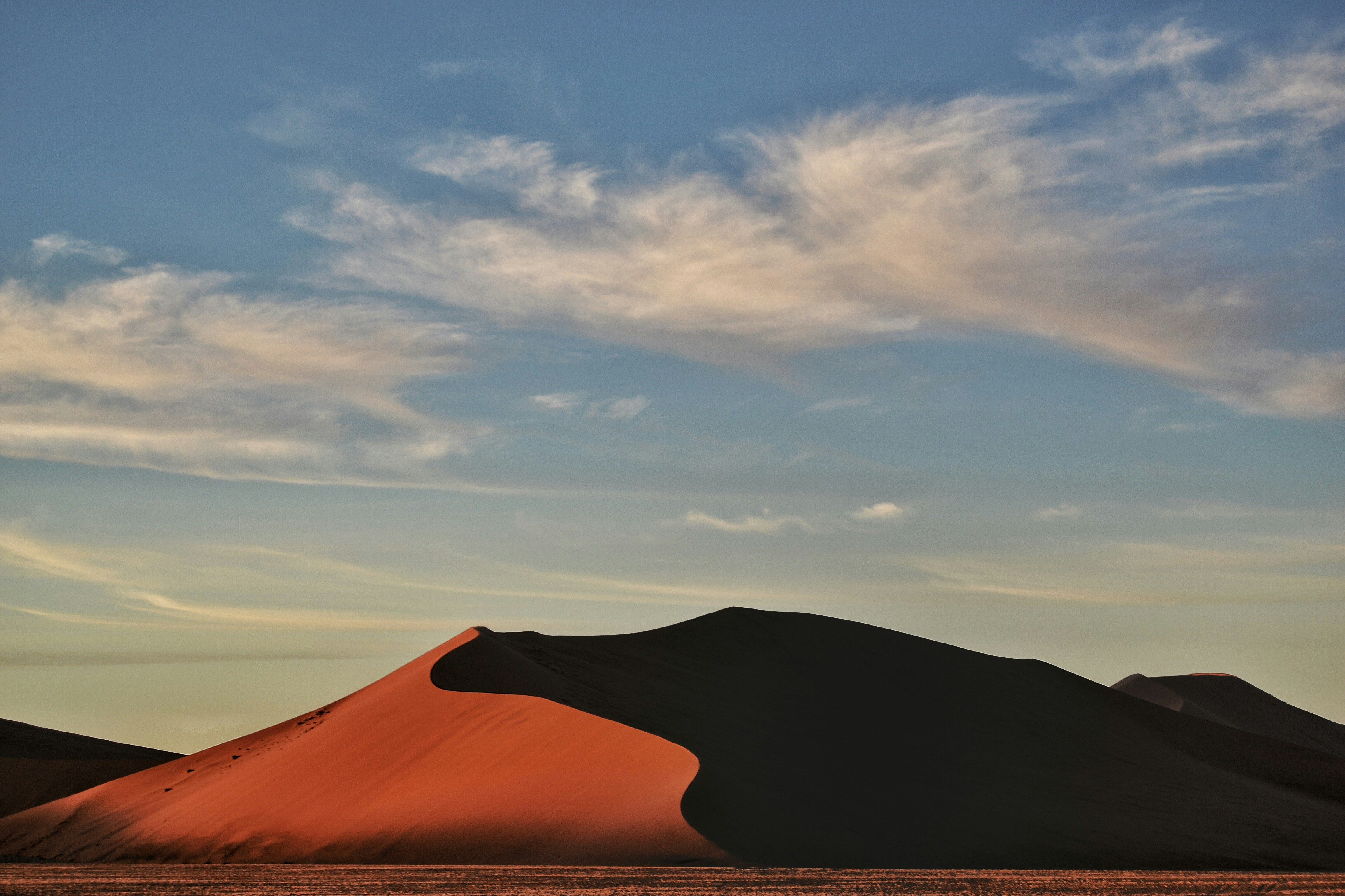  vue panoramique sur les dunes de Sossusvlei au lever du soleil