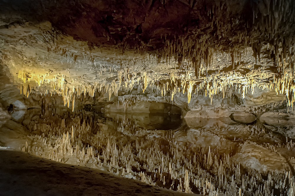 uma caverna cheia de muito gelo e água