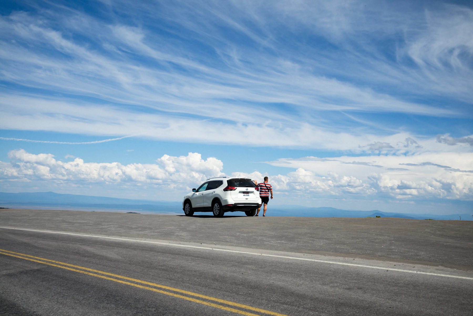 SUV blanc sous ciel bleu
