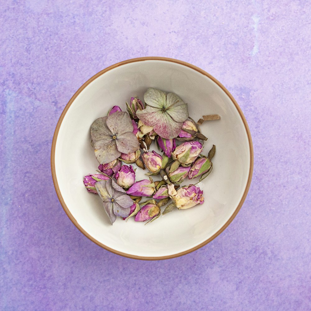 화이트 세라믹 그릇에 분홍색 꽃잎 꽃