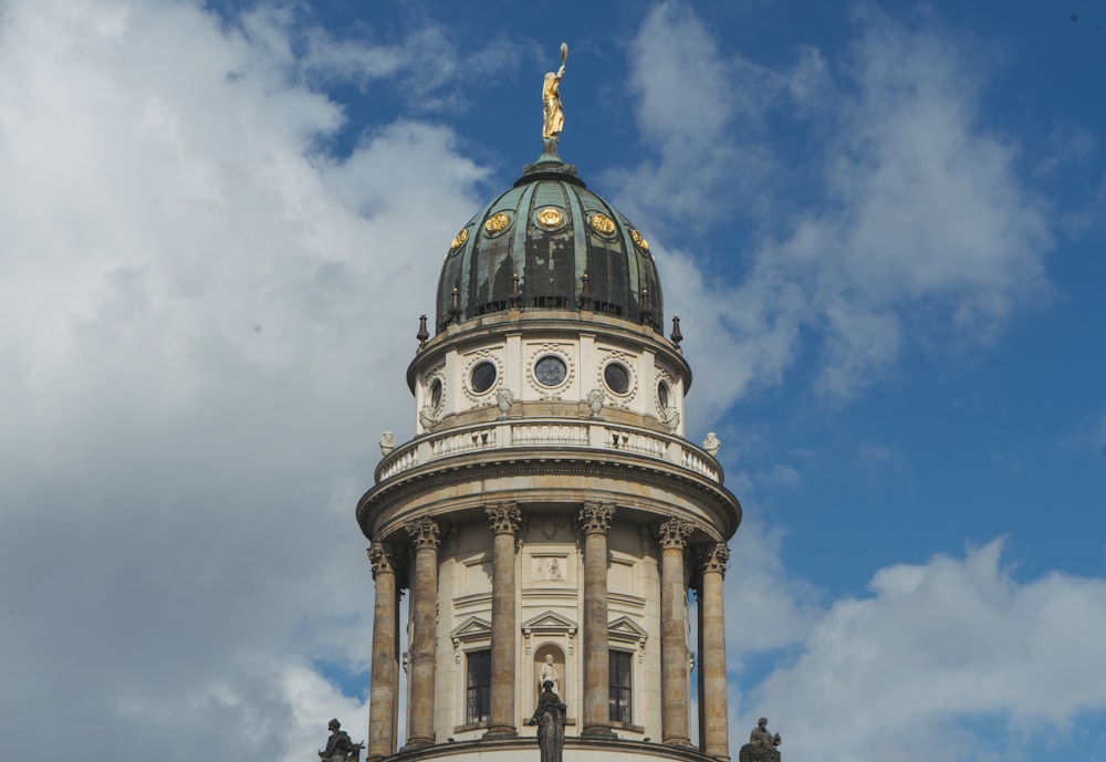 Braun-weißer Turm unter weiß-blauem Himmel bei Tag