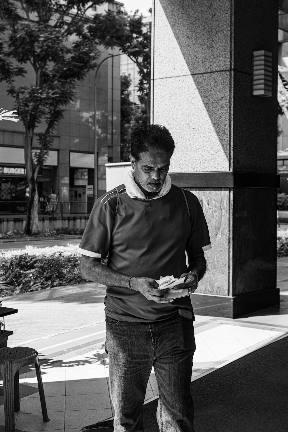 homme deboutprès du tabouret