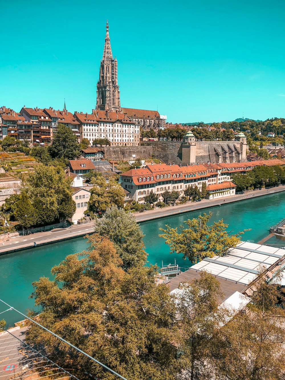 Gebäude aus braunem und weißem Beton