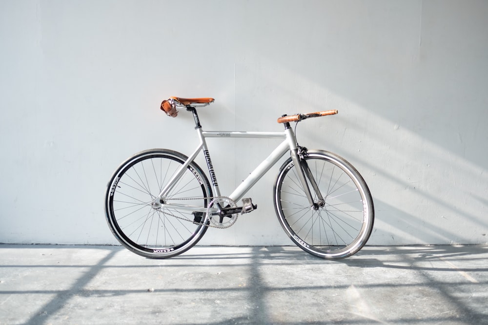 bicicleta cinza
