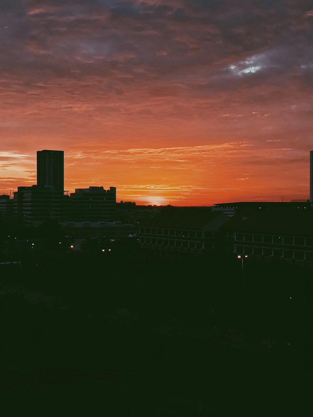 Le soleil se couche sur une ville aux grands immeubles