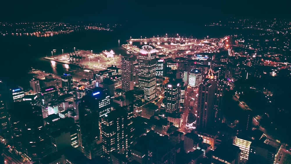 Photographie en contre-plongée de bâtiments la nuit