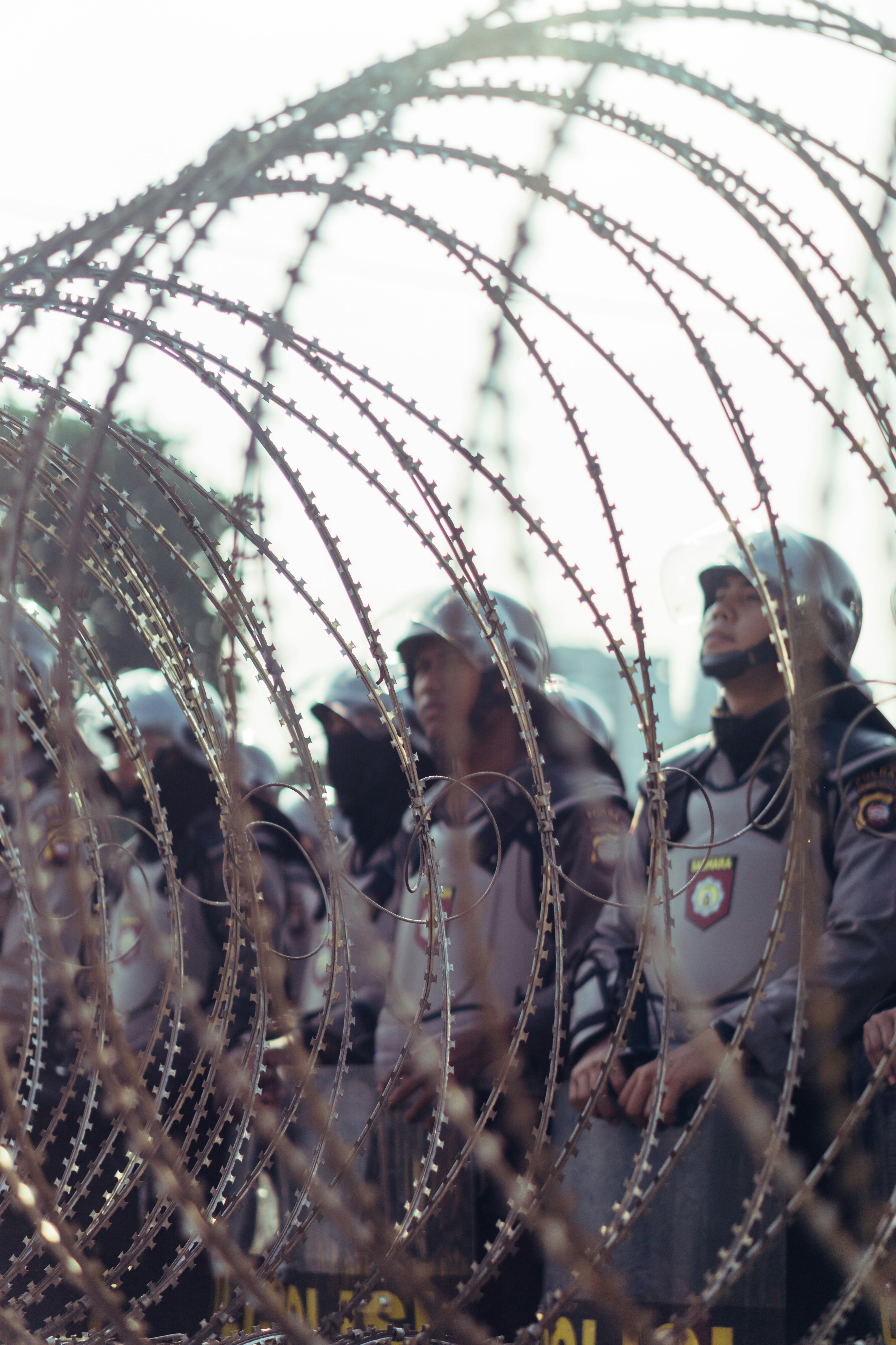 회색 보호 장구를 착용한 남자