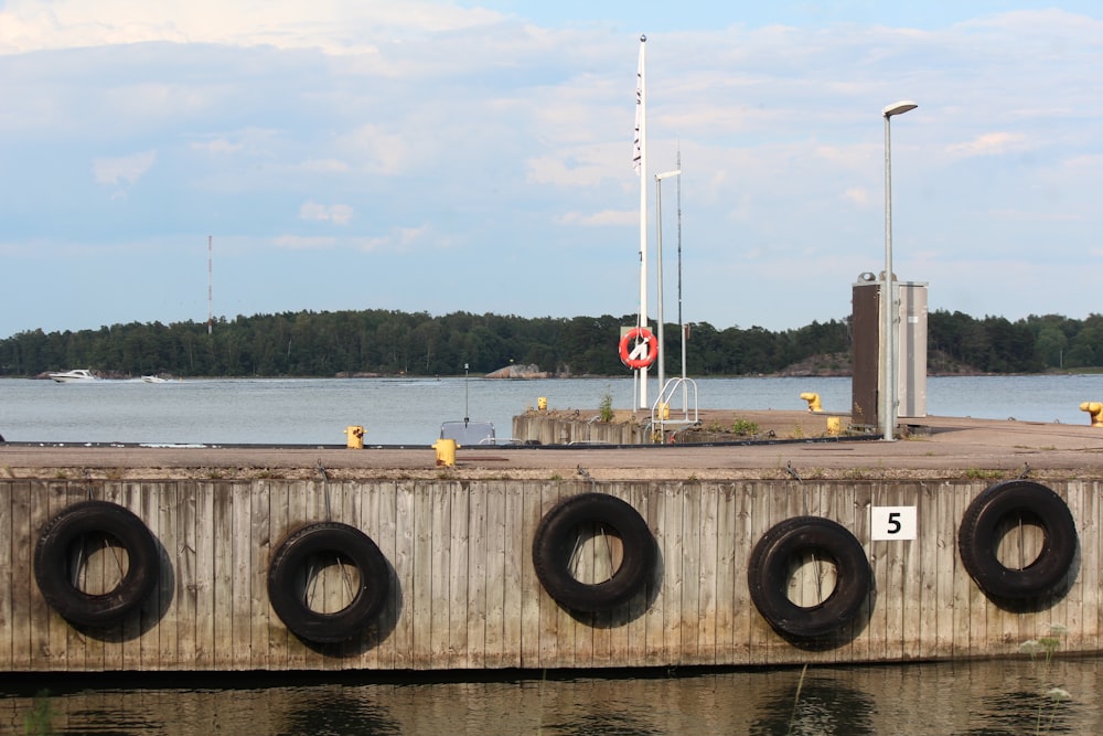 Pneus de véhicule sur le quai