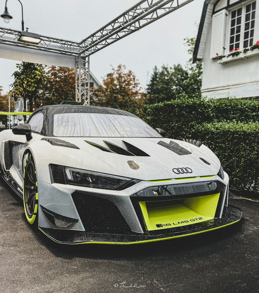 Audi coupé gris