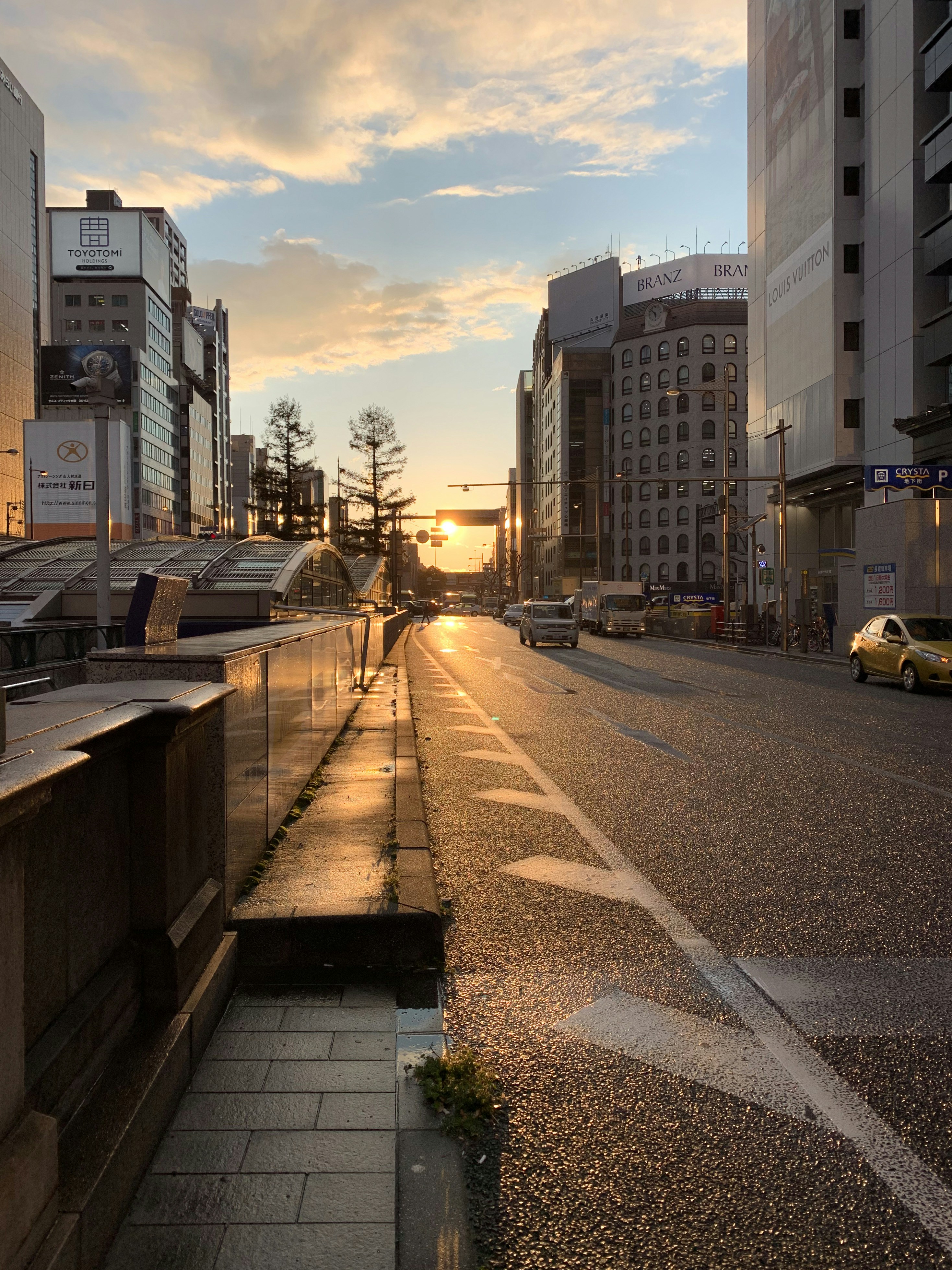 auto vicino agli edifici