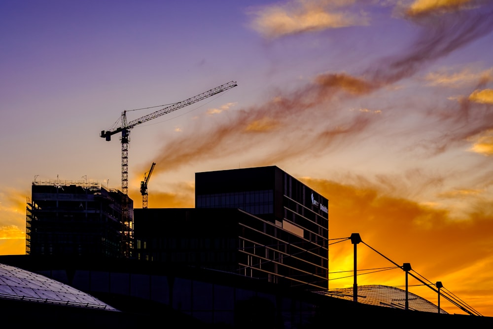 foto di edificio in cemento grigio