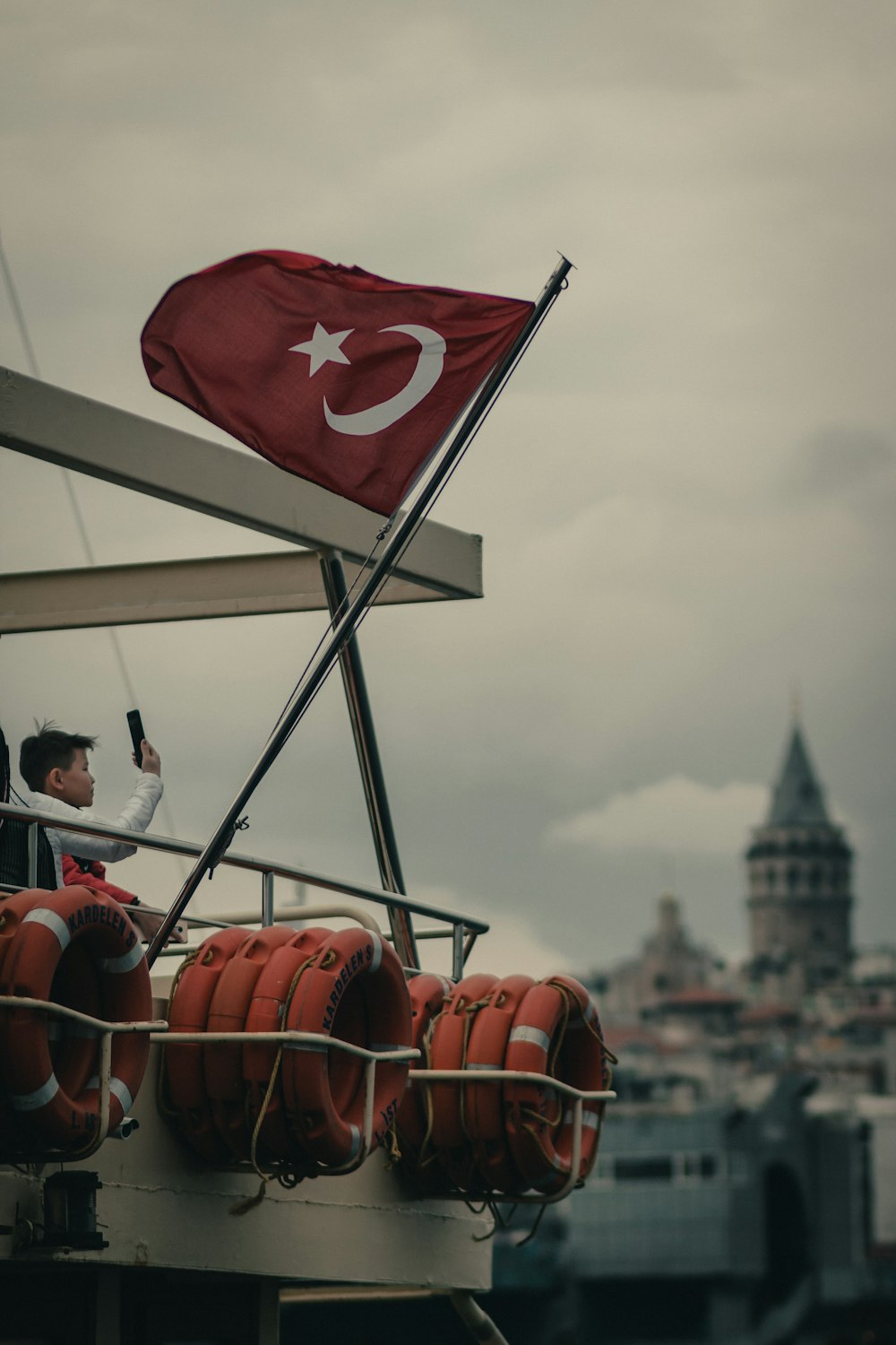 Bandeira turca no poste no barco durante o dia