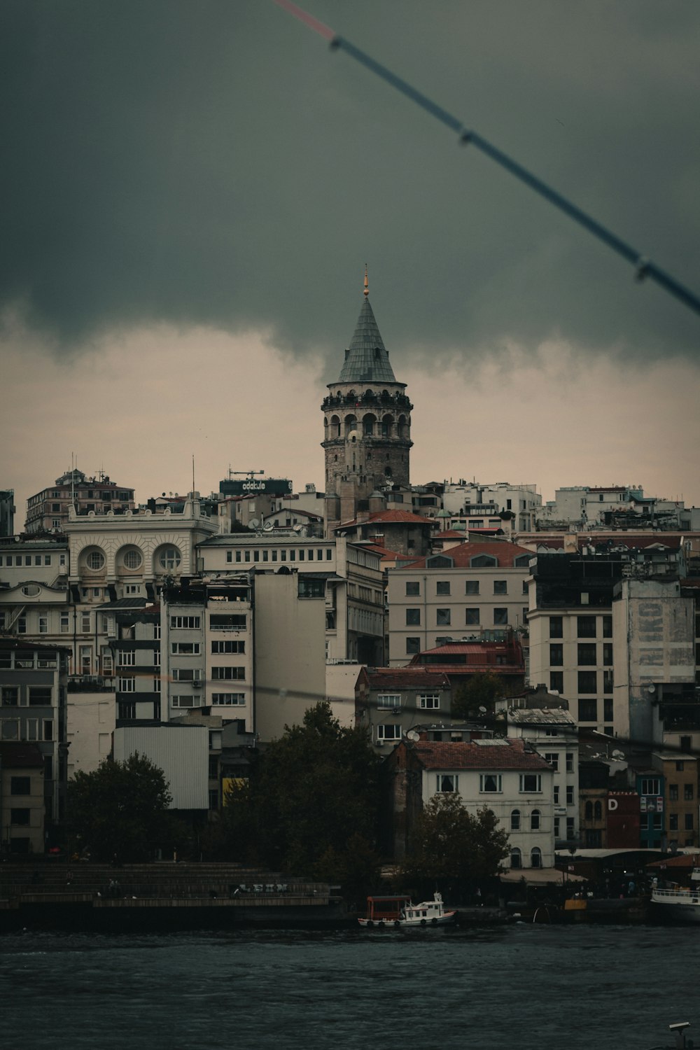 Edificio de hormigón blanco y negro bajo cielo gris