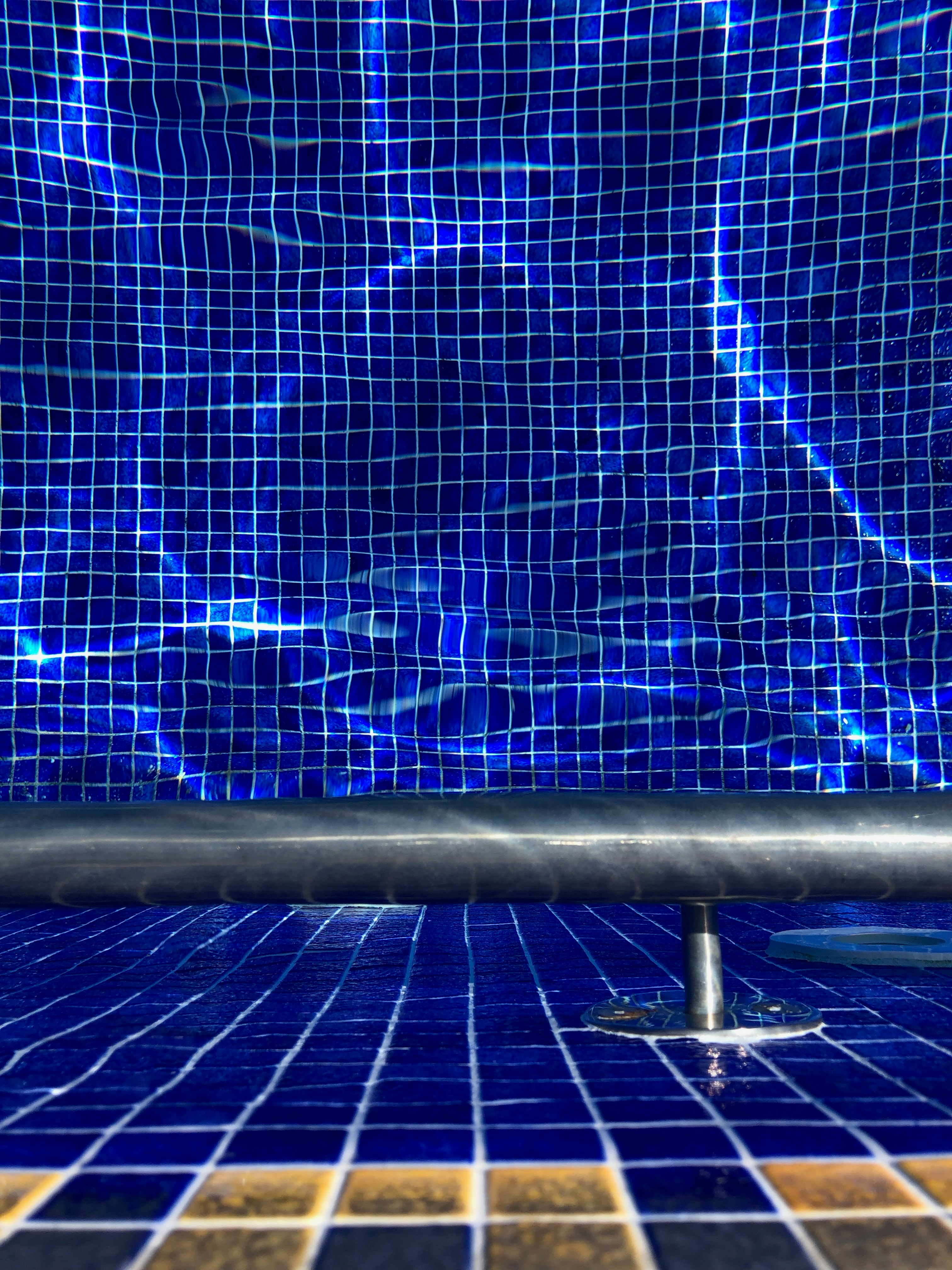 青いタイル張りのプールの写真 Unsplashで見つける青いの無料写真