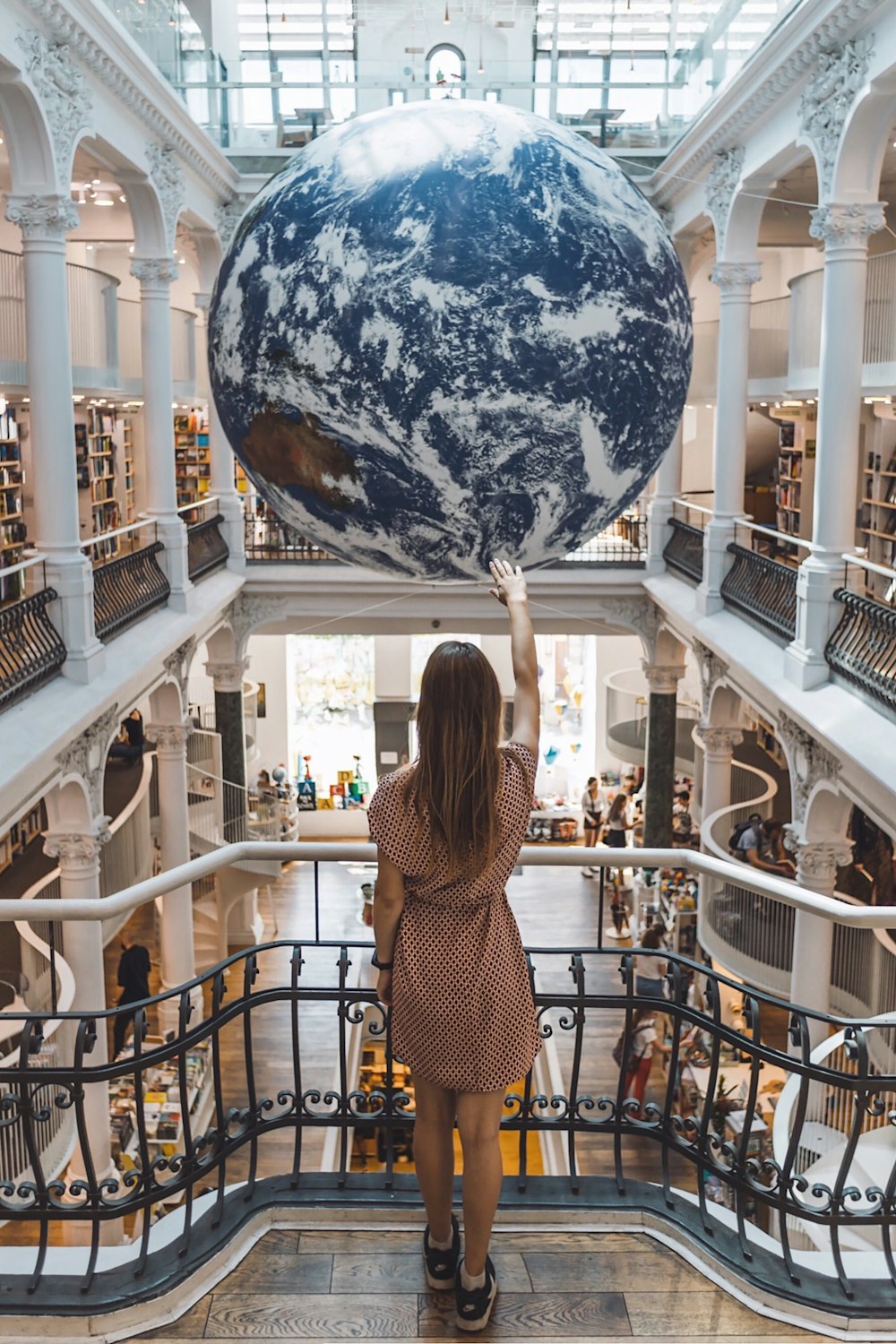 Photographie de perspective de femme de femme par globe