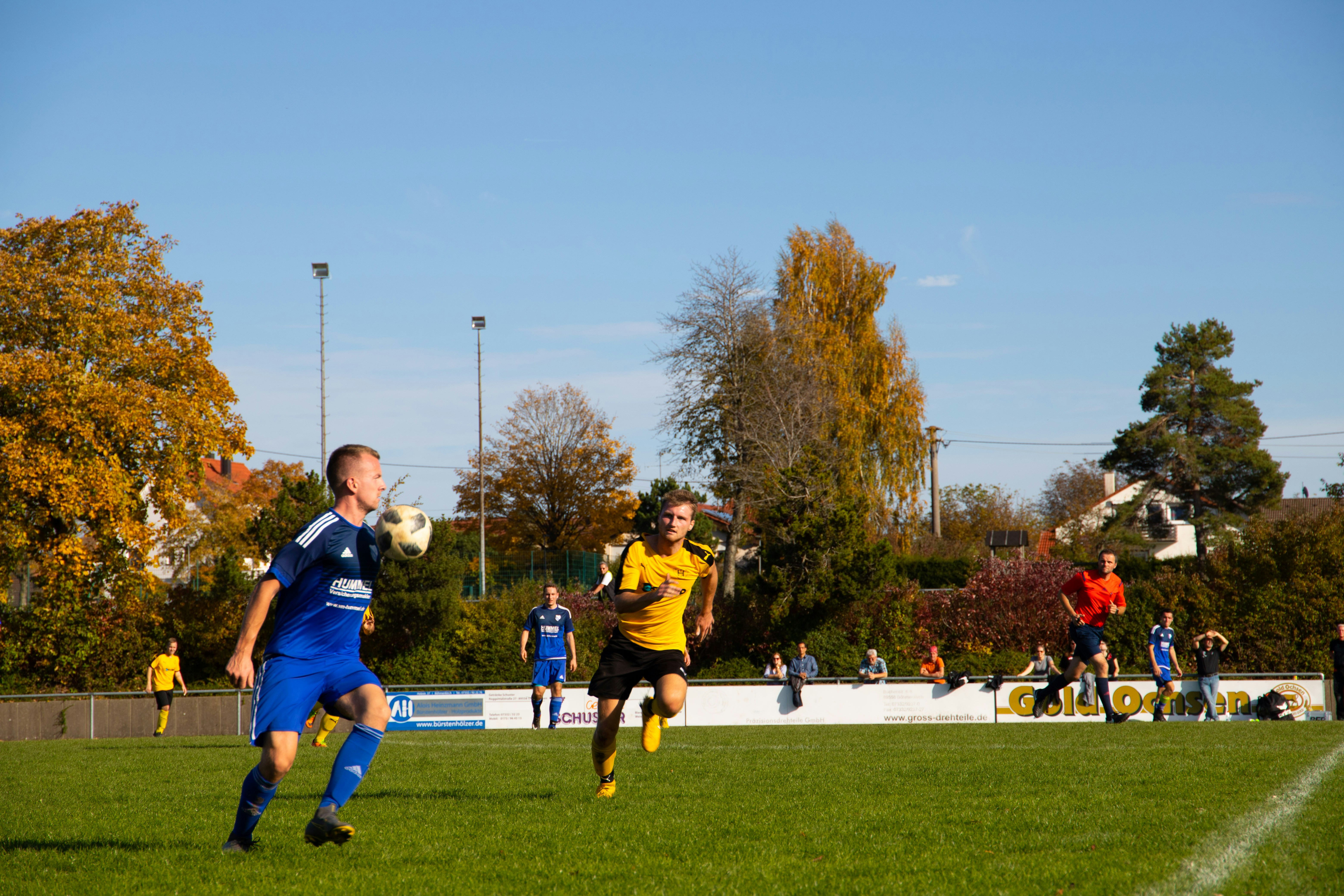 青いサッカー ジャージを着た男の写真 Unsplashで見つけるベーメンキルヒの無料写真