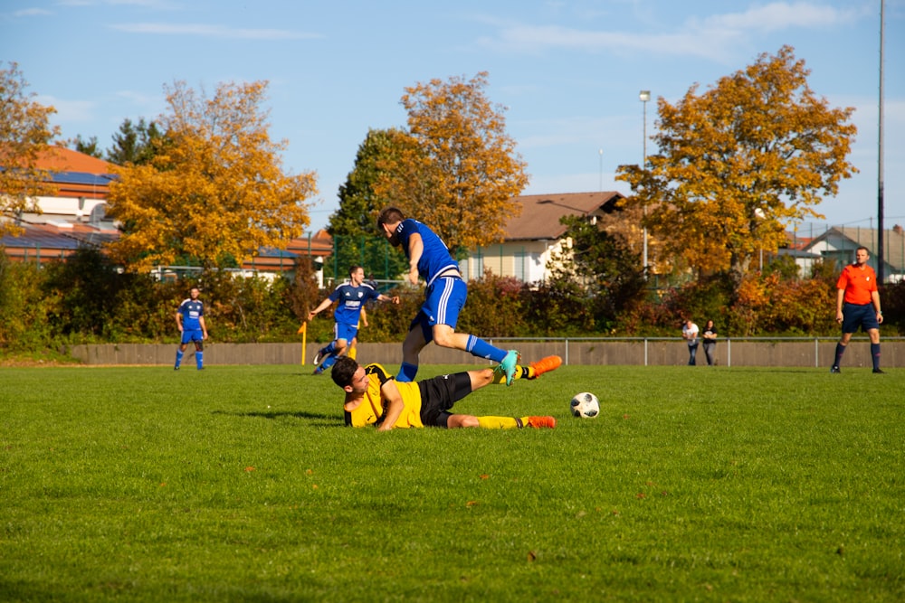 昼間のサッカープレー写真