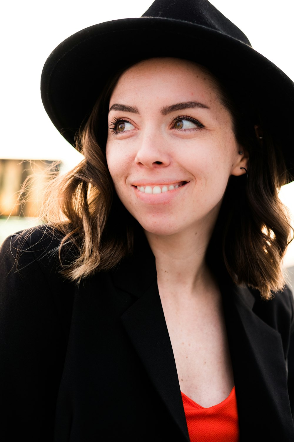 Mujer sonriente con blazer negro