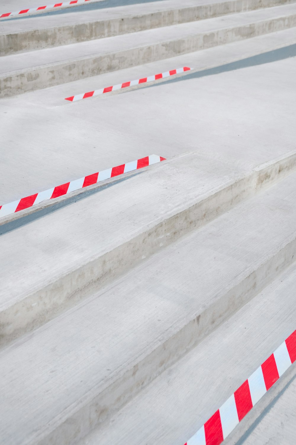 Un uomo che cavalca uno skateboard giù per una rampa di scale