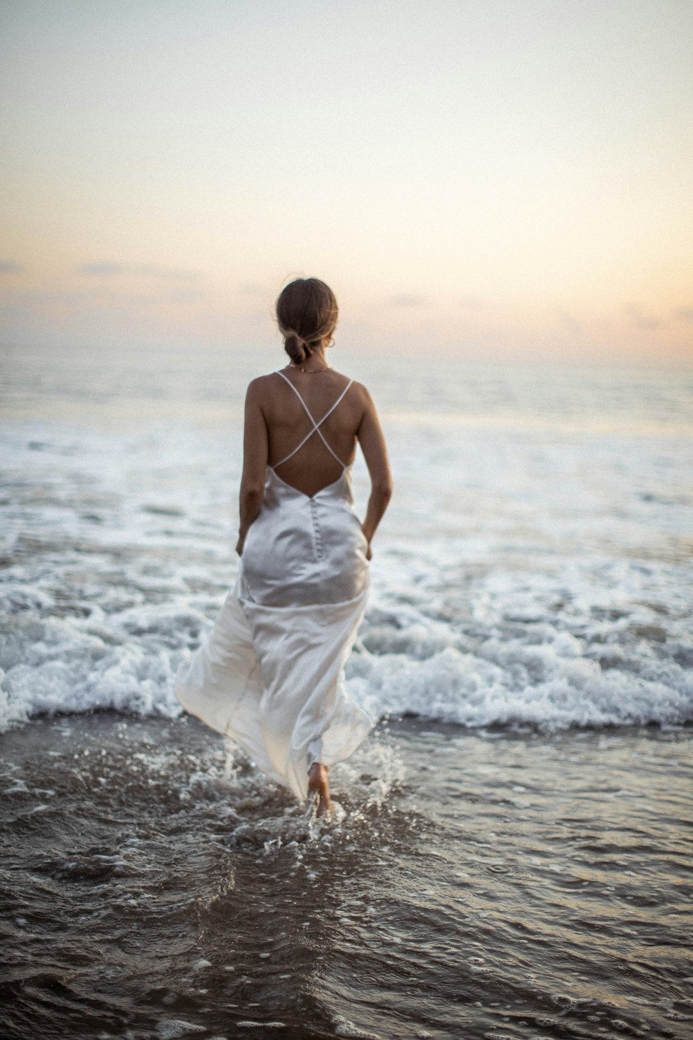 Frau im weißen Kleid am Meer