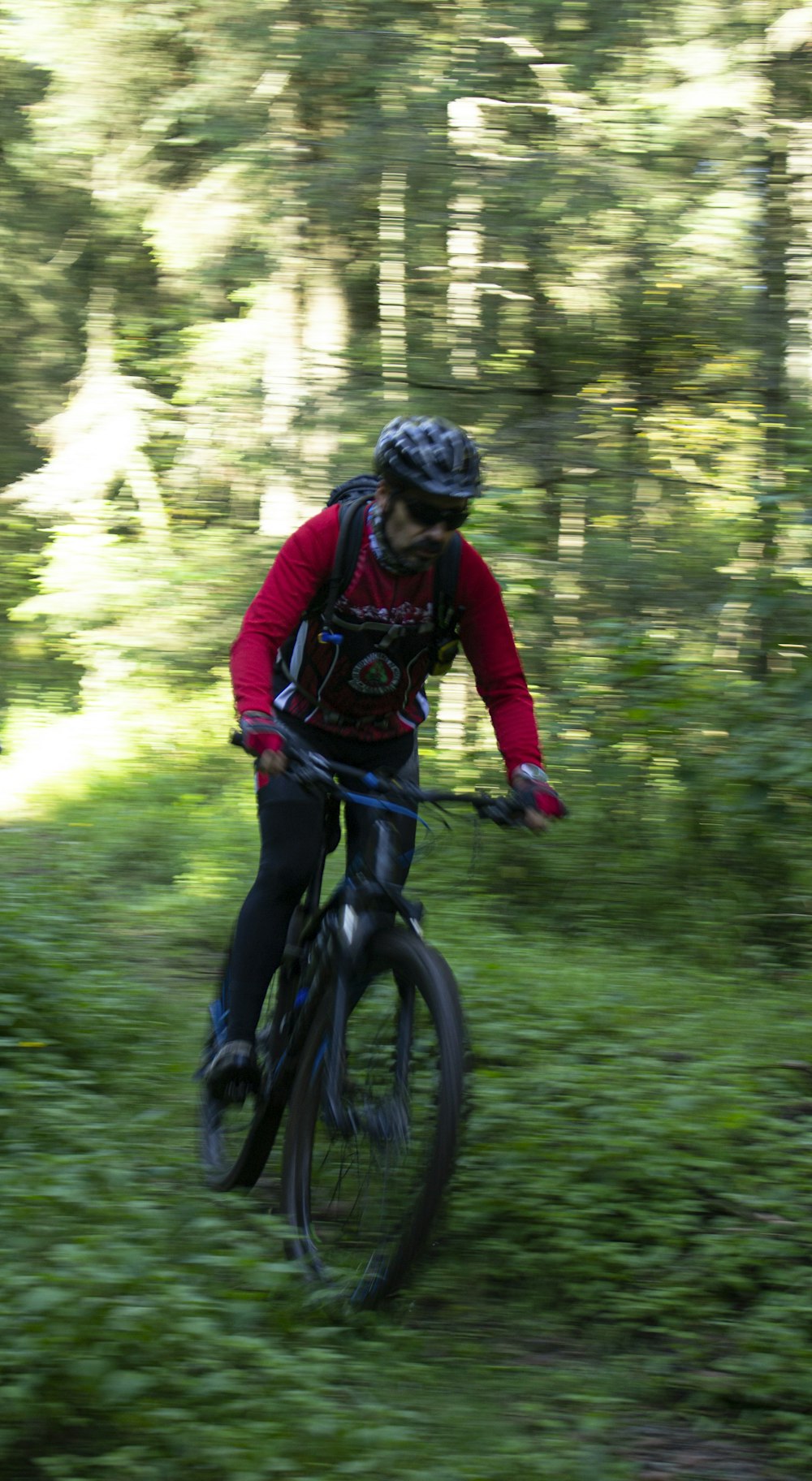 hombre montando en bicicleta