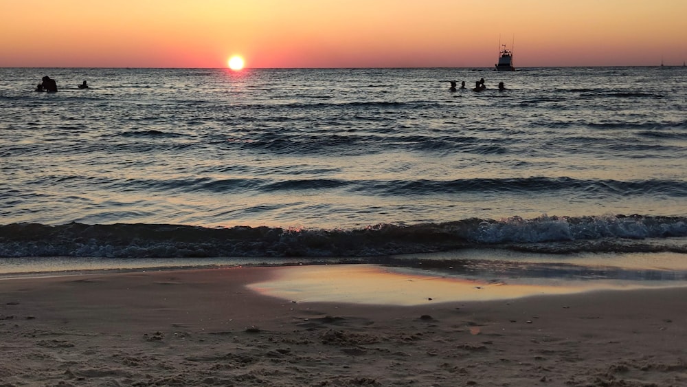 Riva del mare durante l'ora d'oro