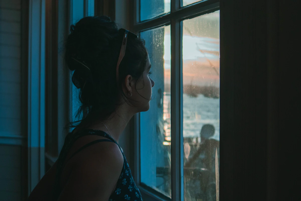 Helle Küche mit Fenster als Symbol für rauchfreie Wohnung und neue Alltagsroutine