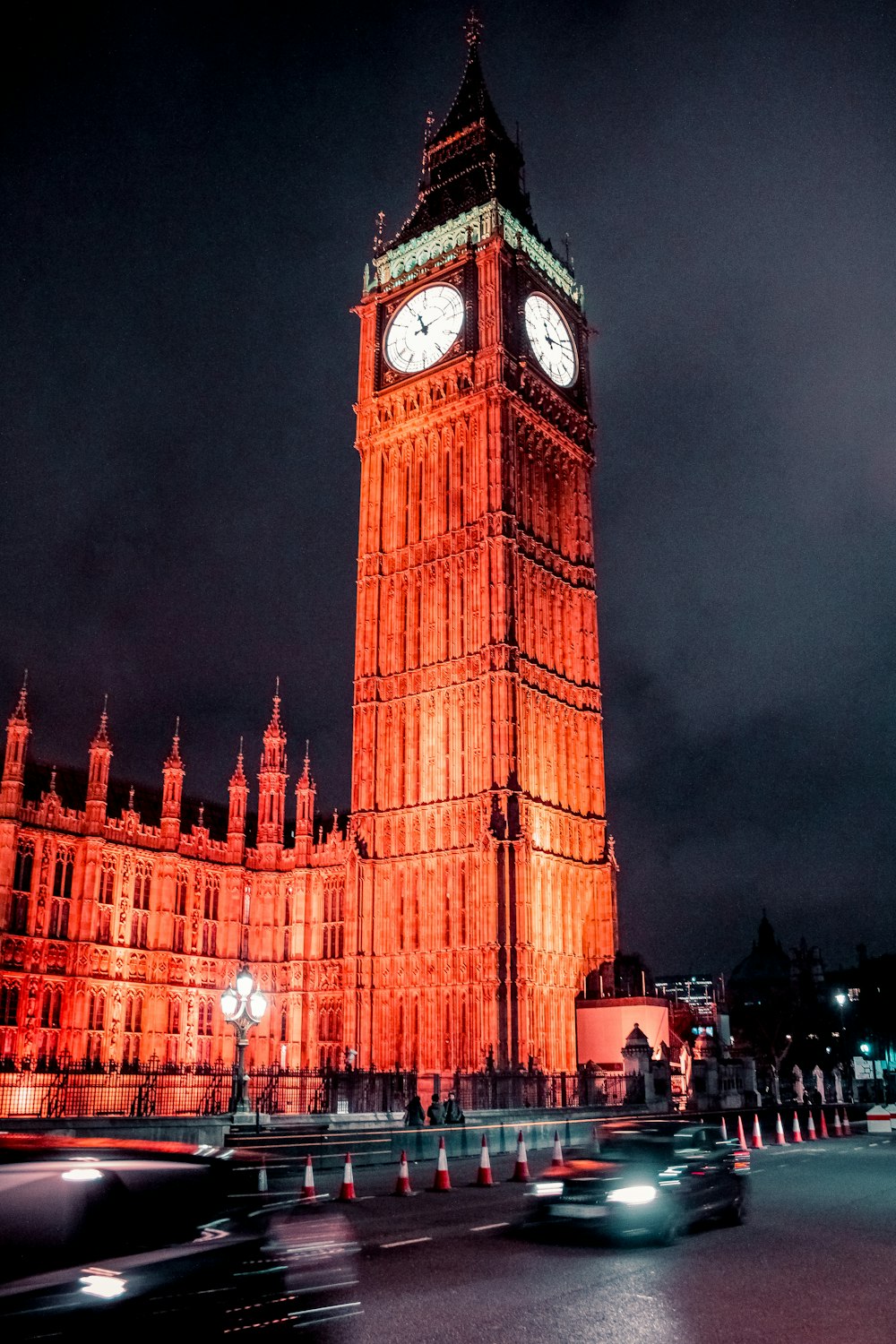 poucos veículos na estrada perto do Big Ben em Londres durante a noite