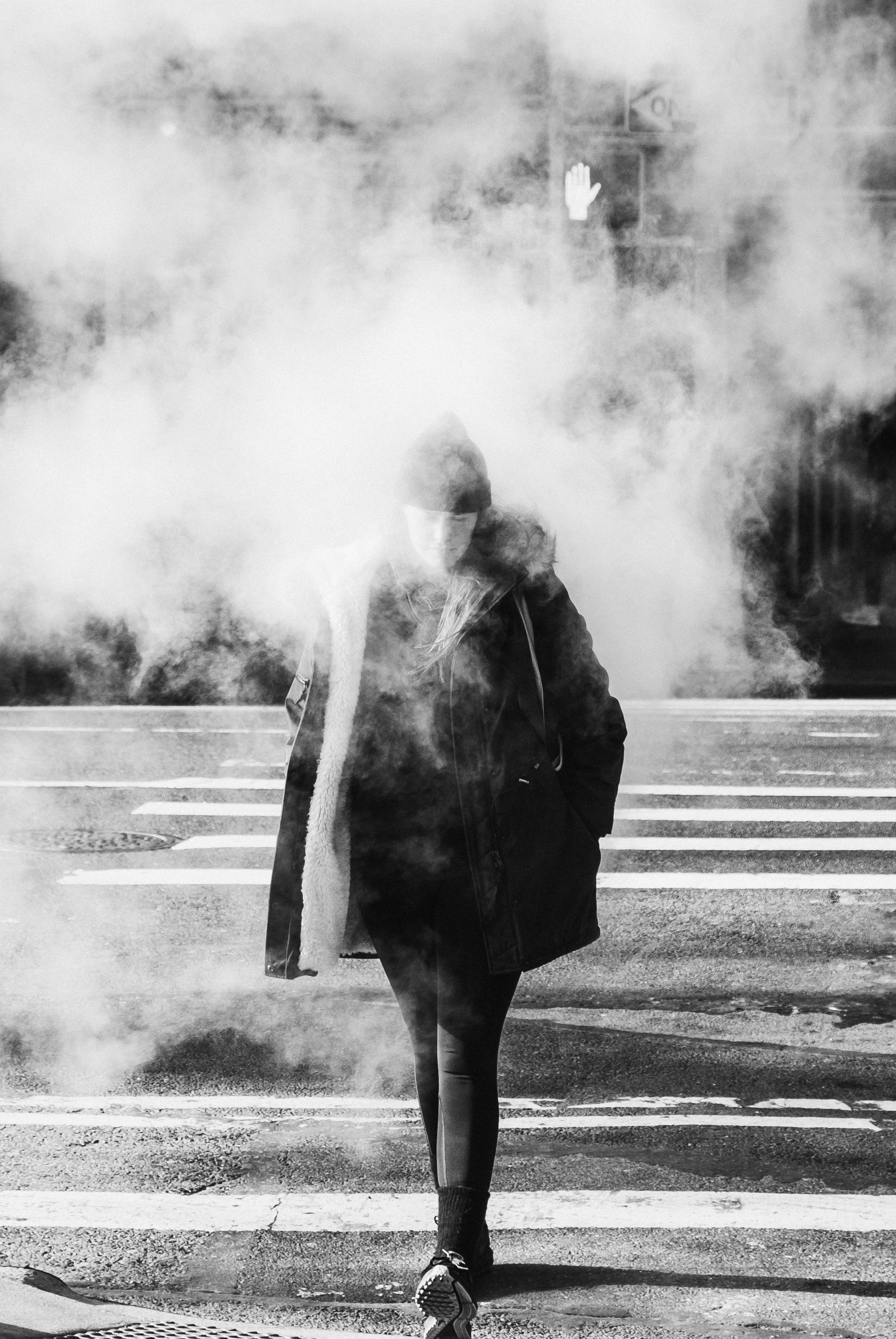 까마귀를 입은 사람의 회색조 사진