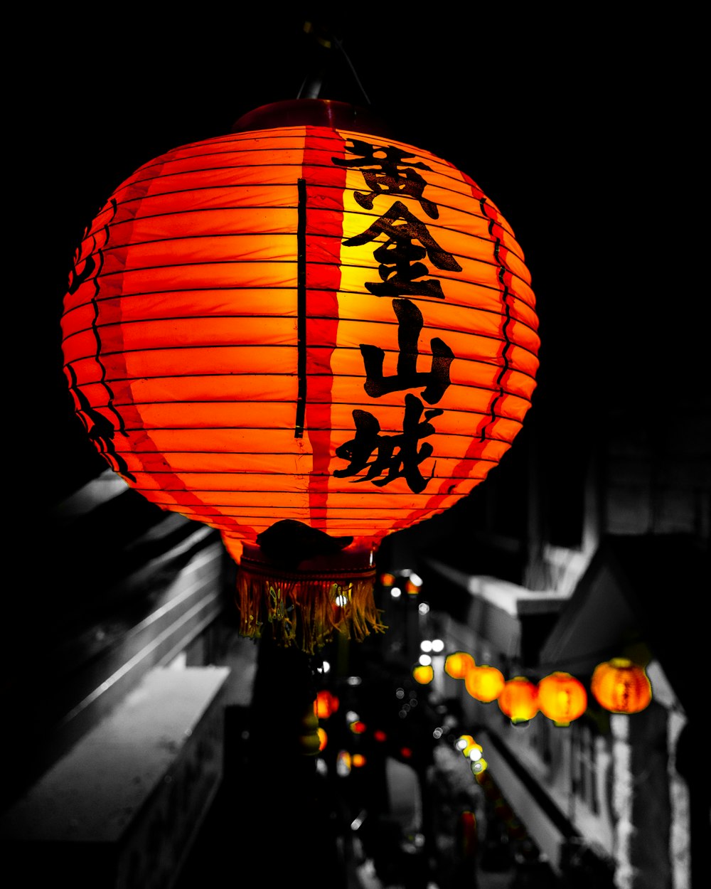 Foto Lámparas chinas de papel naranja y negro encendidas durante la noche –  Imagen Rojo gratis en Unsplash