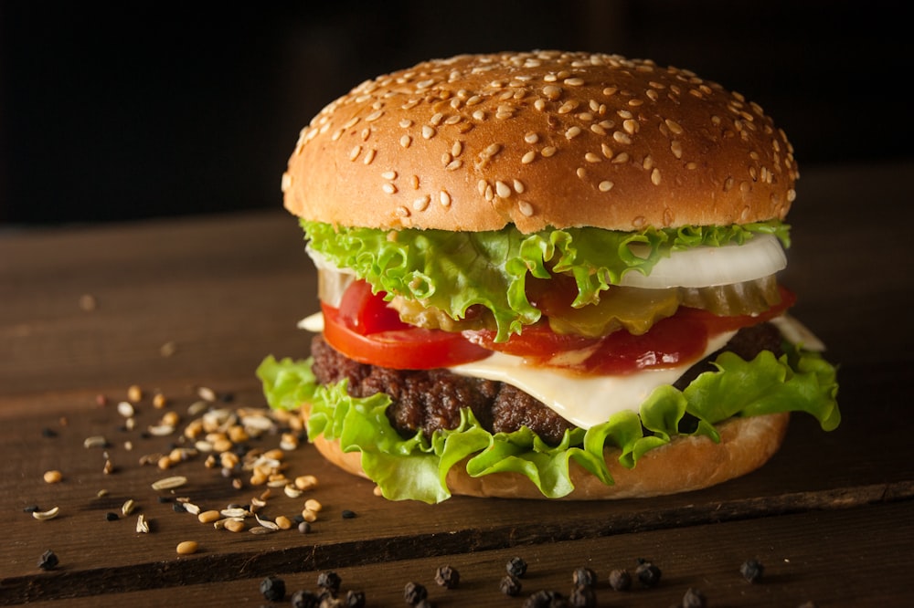 Hamburguesa de carne y queso rodeada de semillas de sésamo