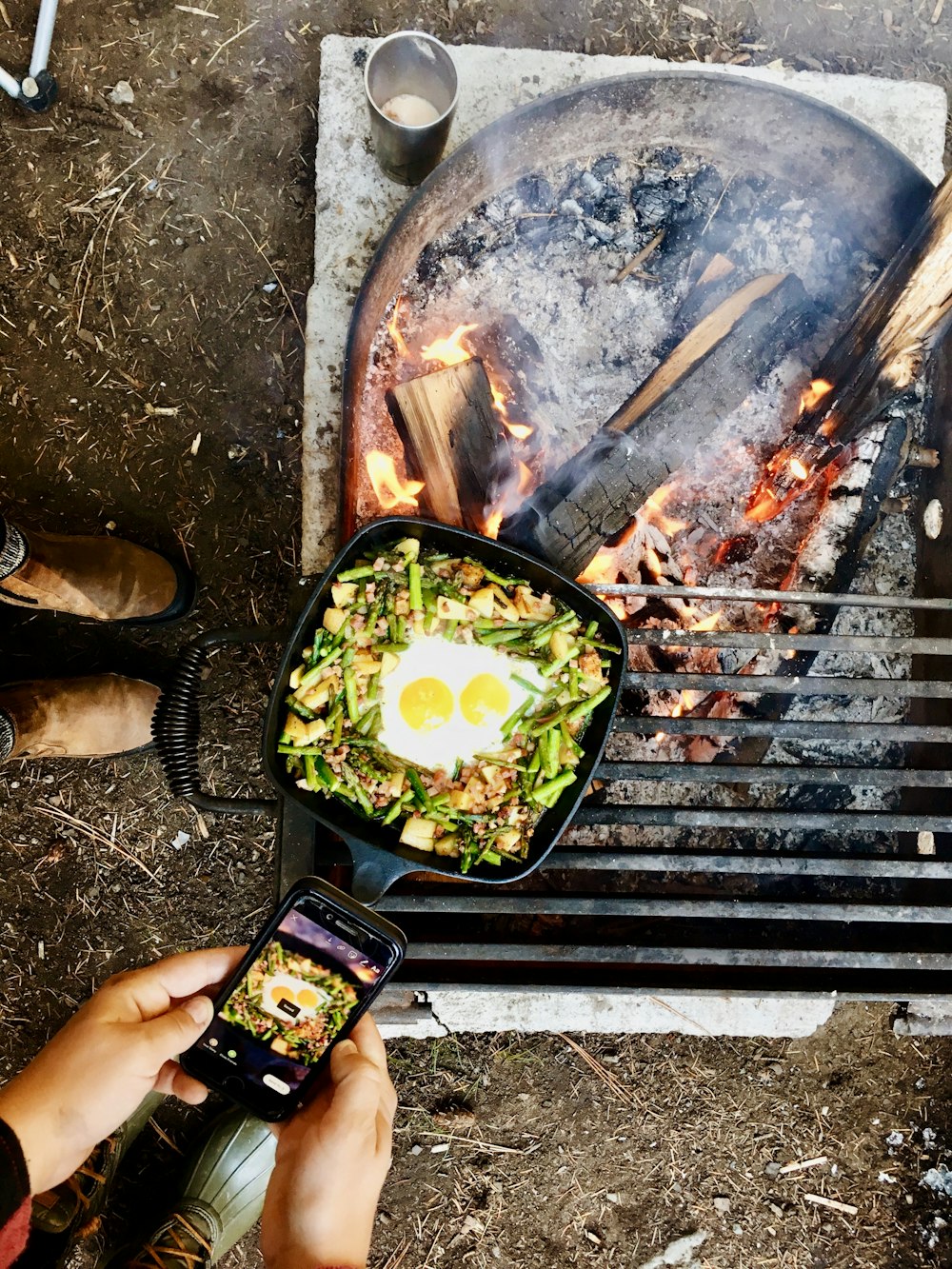 サニーサイドアップエッグと野菜炒めのフラットレイ写真