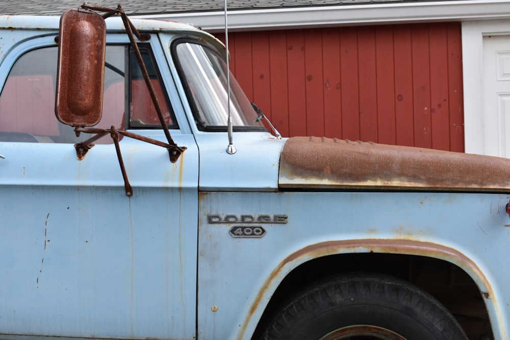 shallow focus photo of blue Dodge car