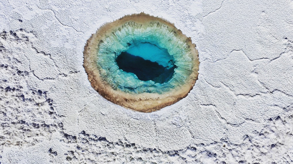 une vue aérienne d’un trou bleu dans le sable