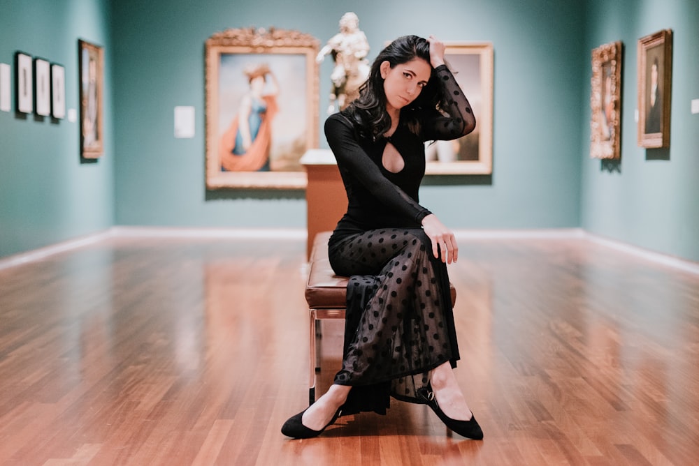 Foto Mujer vestida con una blusa blanca y negra de Louis Vuitton sentada y  poniendo ambos pies en una silla – Imagen Moda gratis en Unsplash