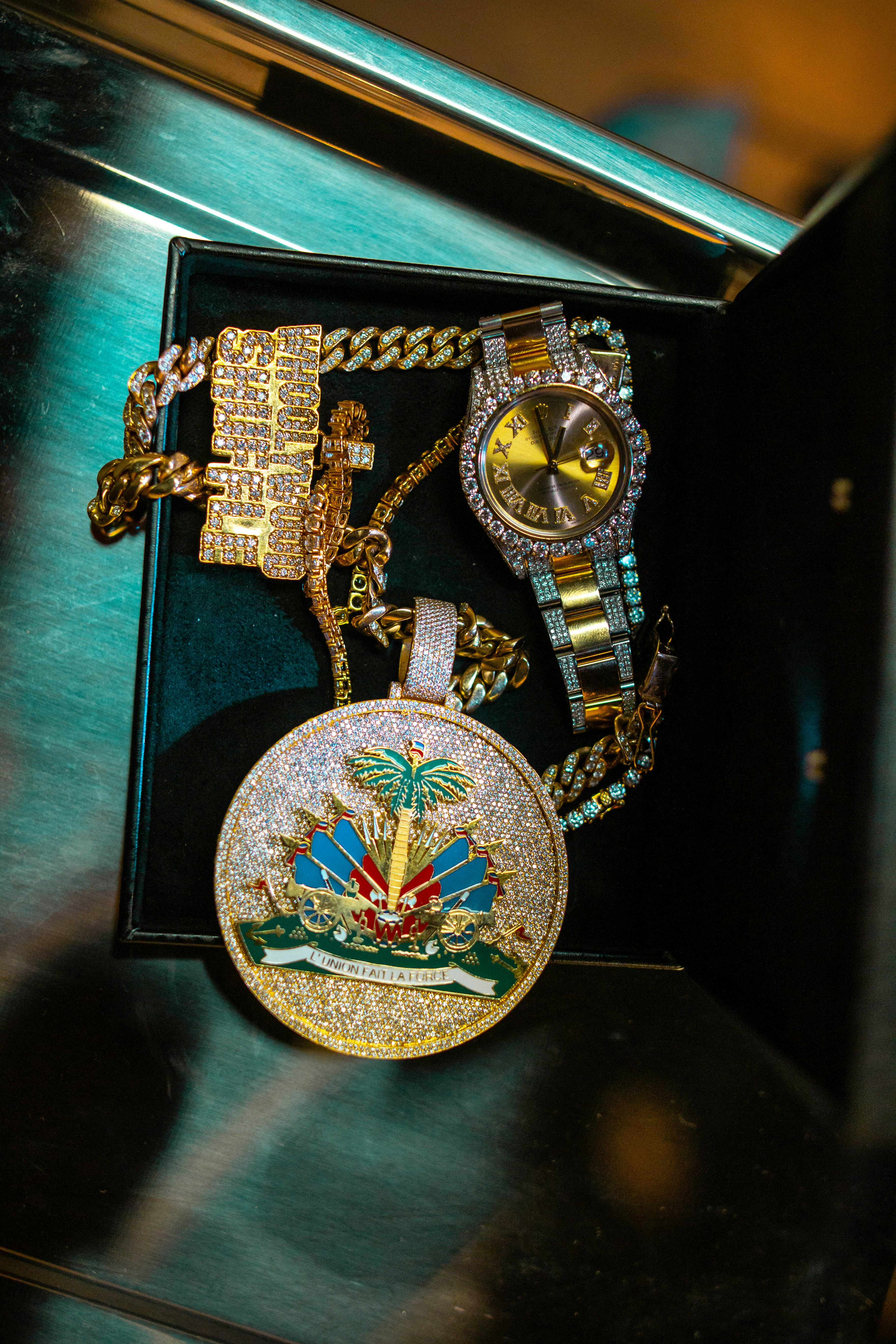 round gold-colored pendant necklace