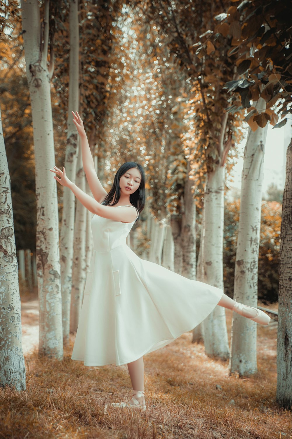 femme portant une robe blanche