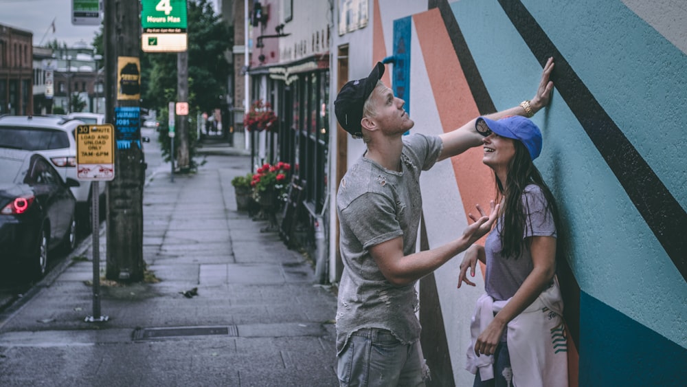 Hombre y mujer cerca de la pared