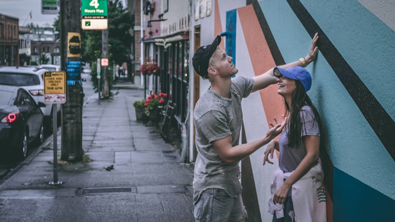 Pareja cerca de una pared con tensión