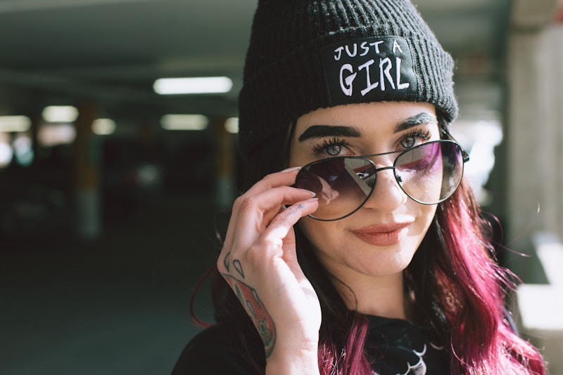 Mujer elegante con gafas de sol