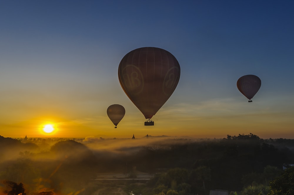 Heißluftballons am Himmel