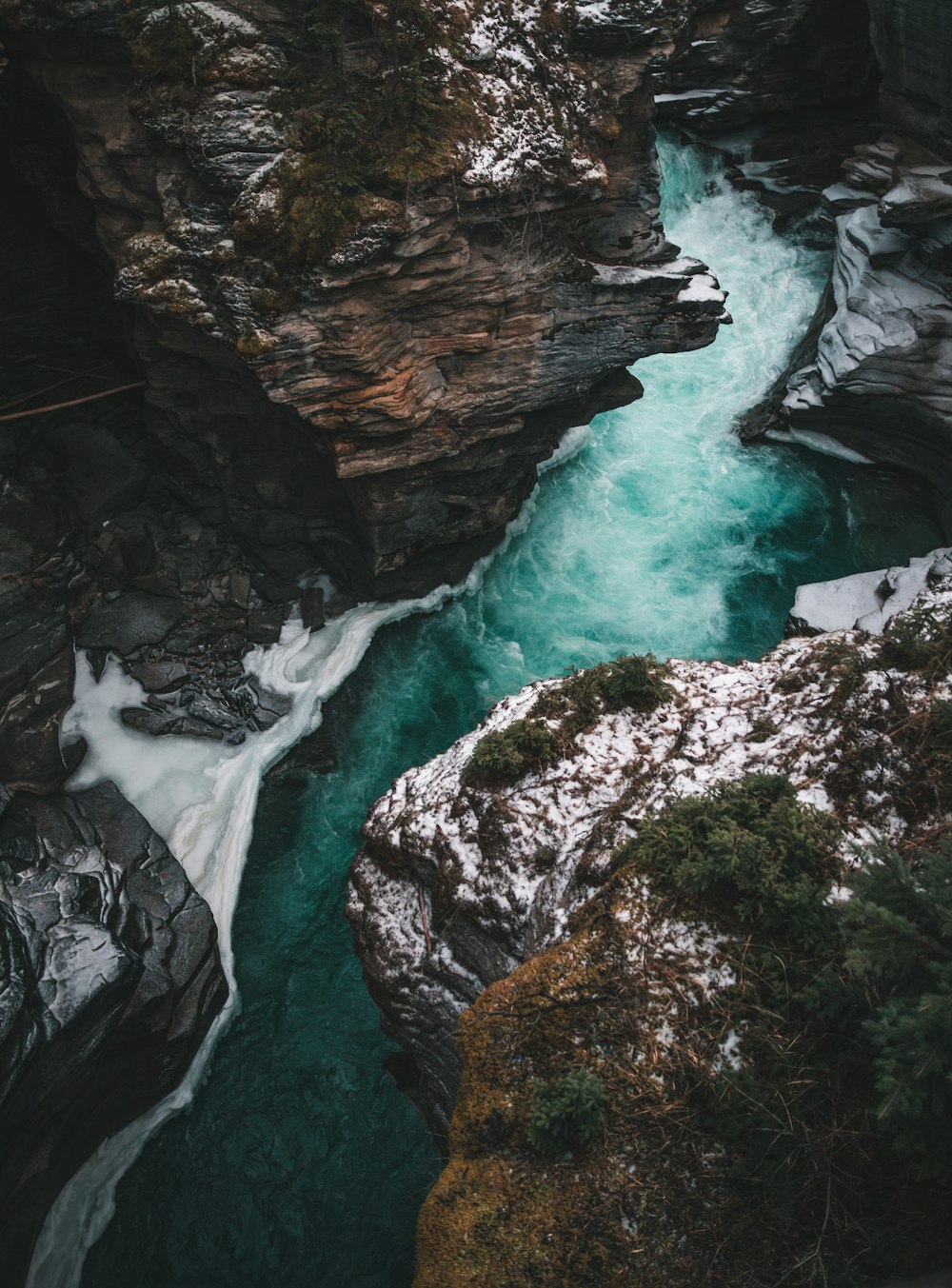 岩石層の間を流れる川