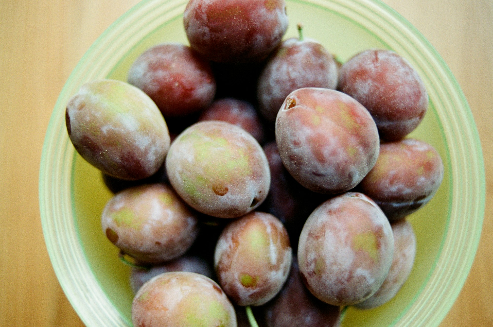 Fresh bio plum prune. Made with Leica R7 (Year: 1994) and Leica Summicron-R 2.0 35mm (Year: 1978). Analog scan via meinfilmlab.de: Fuji Frontier SP-3000. Film reel: Kodak Pro Image 100