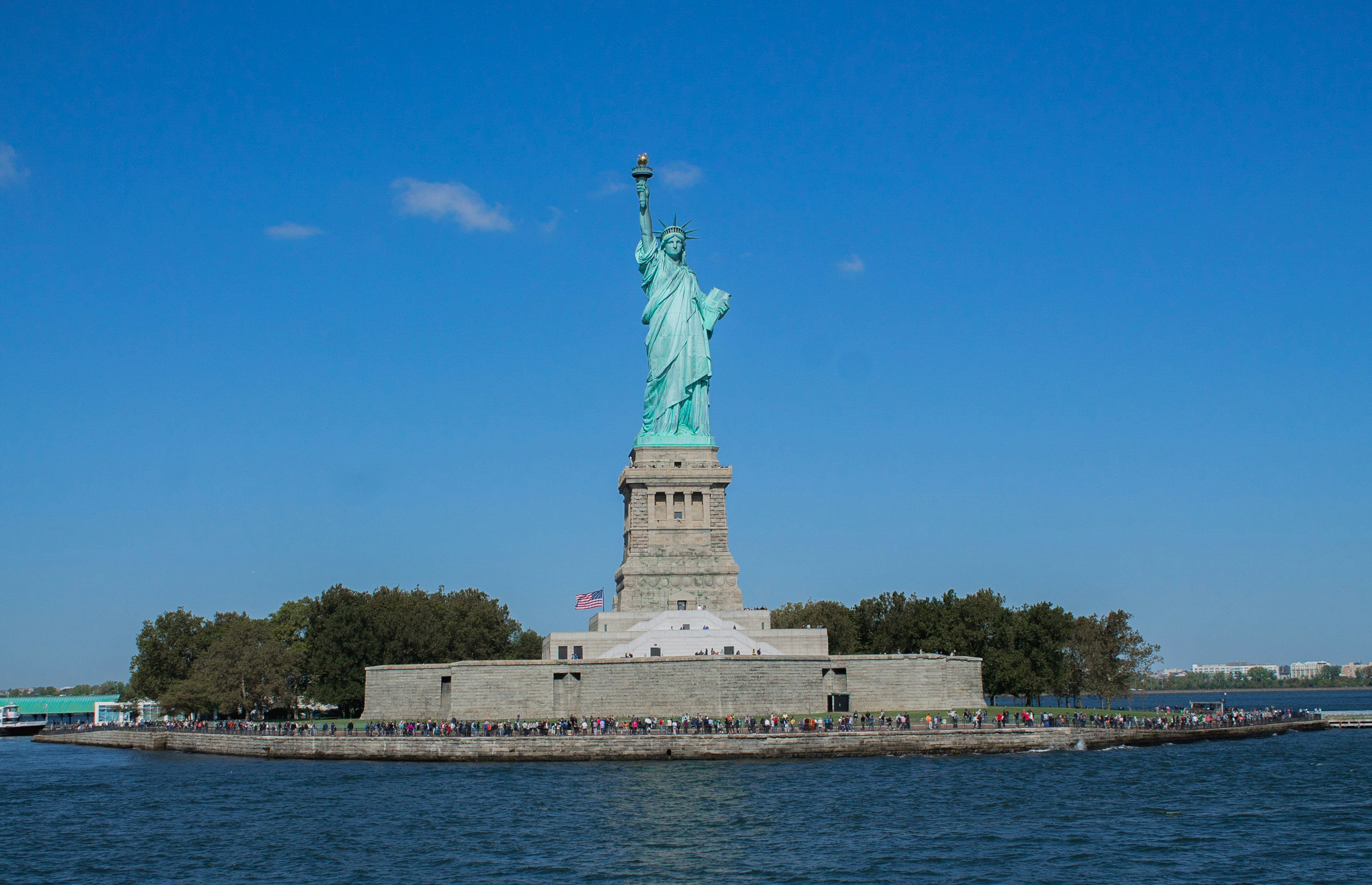 Statue aus weißem und grünem Beton