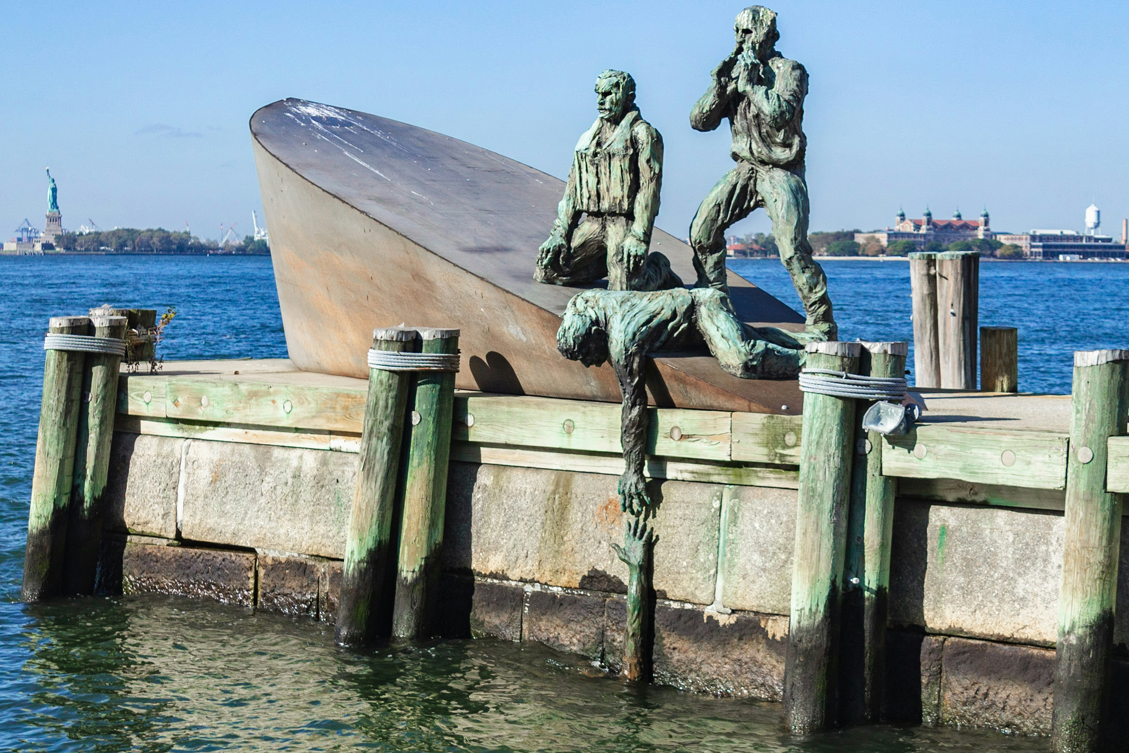 水彩画のそばに立つ男女