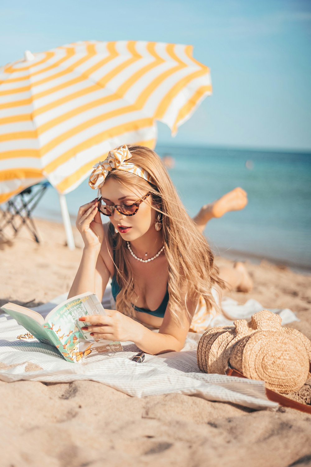 Mujer lee libro cerca de la orilla