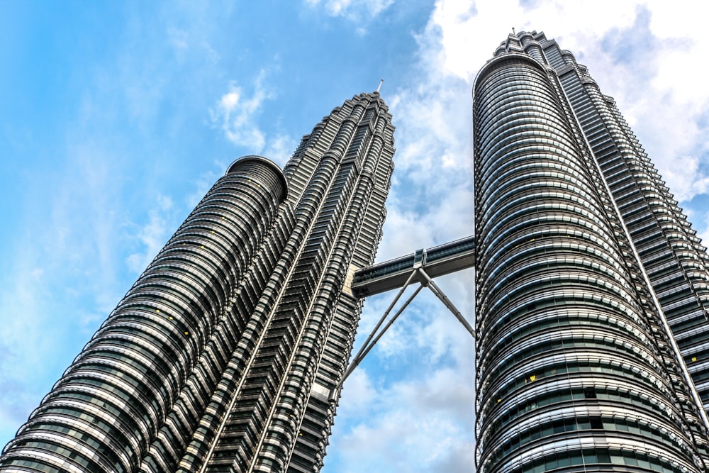 photographie en contre-plongée de la tour jumelle Petronas