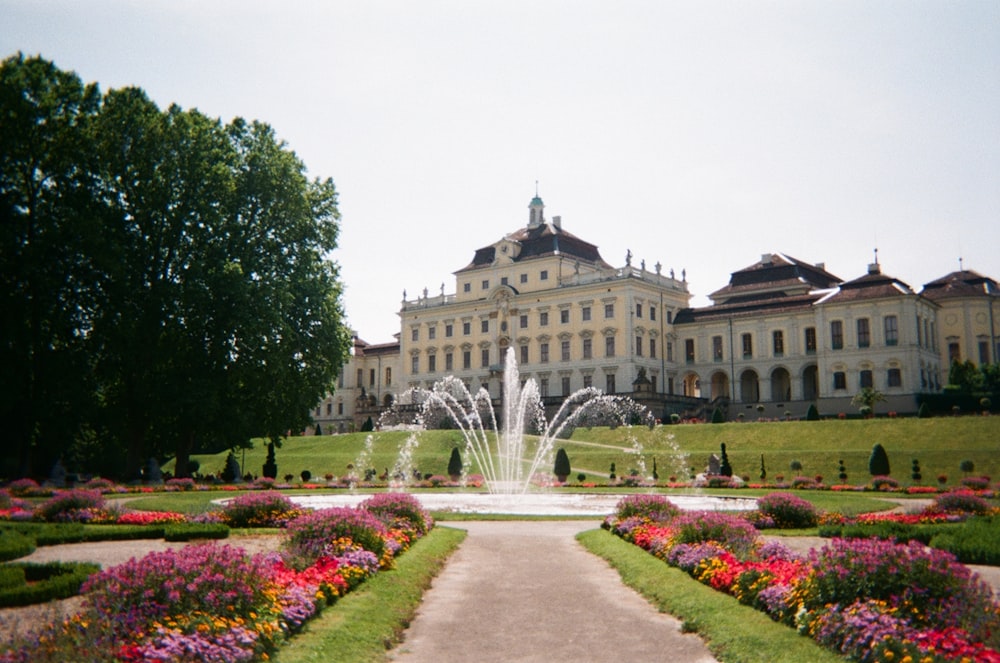 Ludwigsburger Schloss in der Nähe von Grünwiese und Park tagsüber