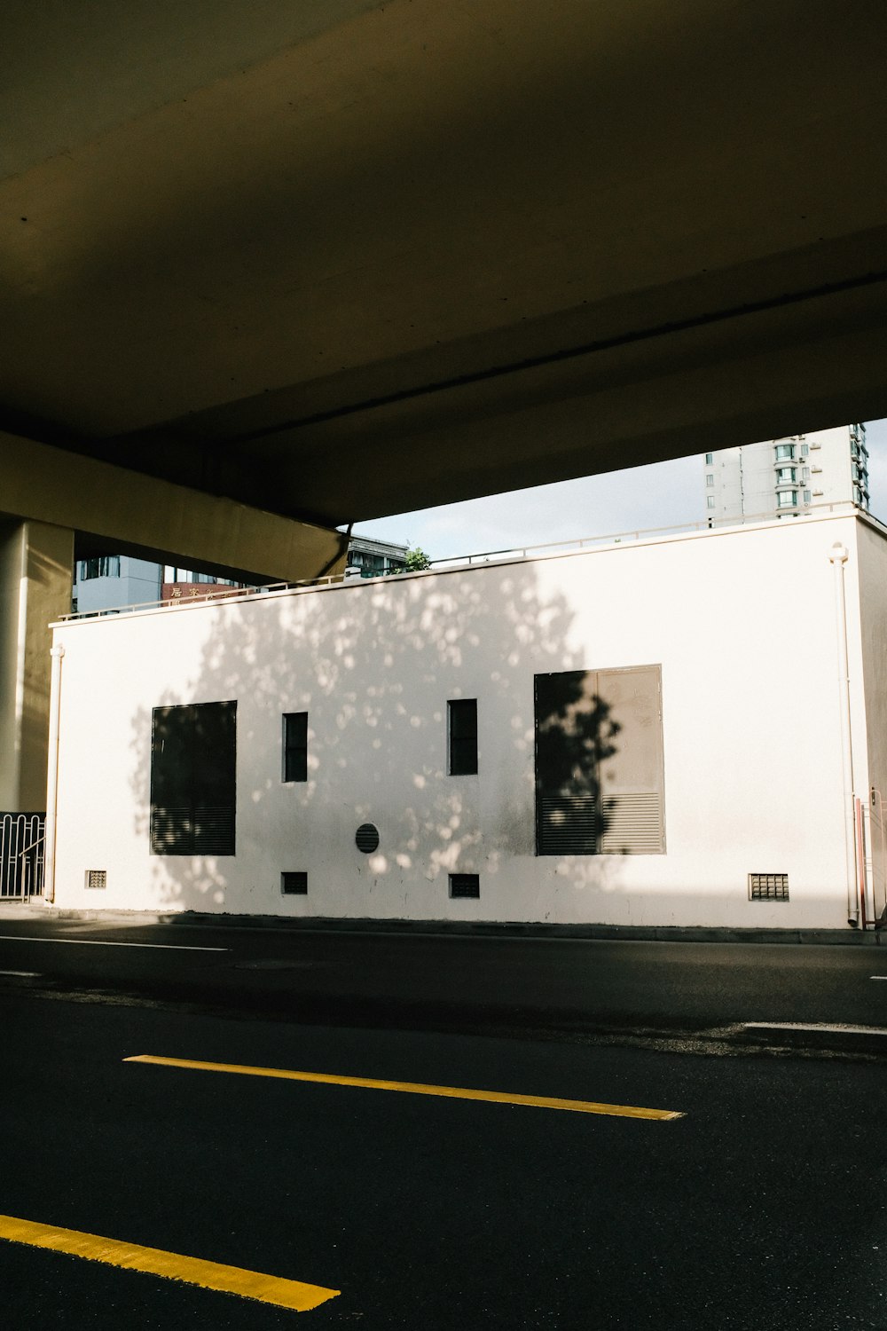 asphalt road and white concret\e house