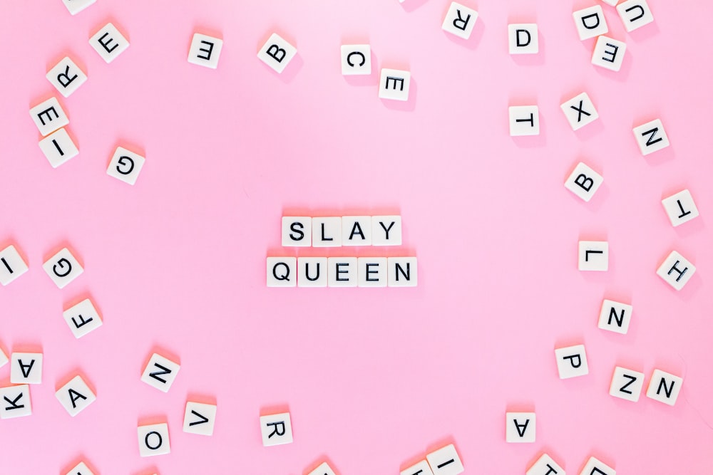 Pièces de Scrabble sur surface rose